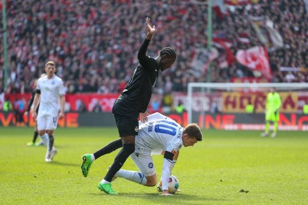 24 02 2024, xusrbx, Soccer 2 Bundesliga, 1 FC Kaiserslautern Karlsruher SC emspor, v l Marvin Wanitzek Karlsruher SC , 10 , Aaron Opoku 1 FC Kaiserslautern, 17 , DFL DFB REGULATIONS PROHIBIT ANY USE OF PHOTOGRAPHS as IMAGE SEQUENCES and or QUASI VIDEO Kaiserslautern