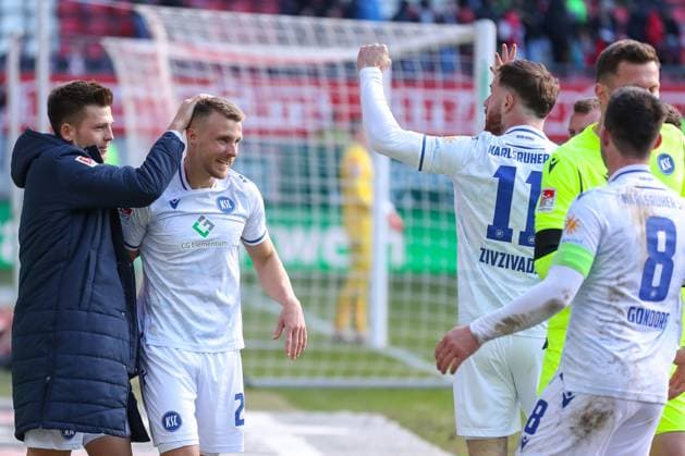 24 02 2024, xusrbx, Soccer 2 Bundesliga, 1 FC Kaiserslautern Karlsruher SC emspor, the players of Karlsruher SC, cheering after the 0 4 victory , Budu Zivzivadze Karlsruher SC , 11 , shows the score, DFL DFB REGULATIONS PROHIBIT ANY USE OF PHOTOGRAPHS as IMAGE SEQUENCES and or QUASI VIDEO Kaiserslautern