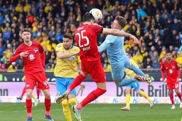 Braunschweig vs Berlin, 2 BL Braunschweig, 24 02 2024, FUßBALL Eintracht Braunschweig vs Hertha BSC Berlin, 2 BL, Season 2023 24 Haris Tabakovic Hertha BSC , Goalkeeper Ron Thorben Hoffmann Eintracht Braunschweig Braunschweig