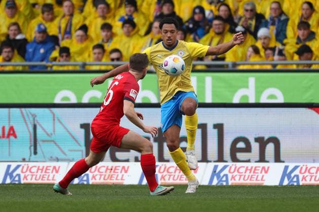 Braunschweig vs Berlin, 2 BL Braunschweig, 24 02 2024, FOOTBALL Eintracht Braunschweig vs Hertha BSC Berlin, 2 BL, Season 2023 24 Palko Dardai Hertha BSC , Anton Donkor Eintracht Braunschweig Braunschweig
