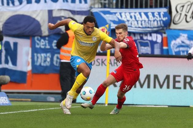 Braunschweig vs Berlin, 2 BL Braunschweig, 24 02 2024, FOOTBALL Eintracht Braunschweig vs Hertha BSC Berlin, 2 BL, Season 2023 24 Anton Donkor Eintracht Braunschweig , Jonjoe Kenny Hertha BSC Braunschweig