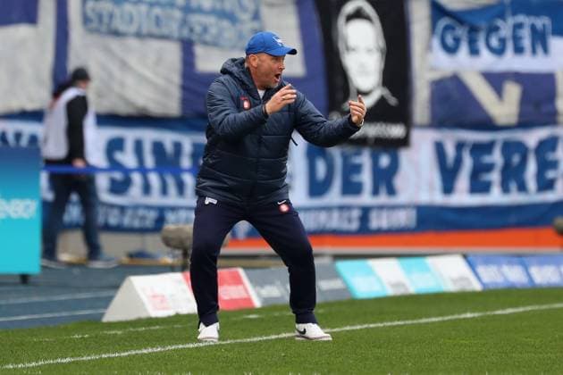 Braunschweig vs Berlin, 2 BL Braunschweig, 24 02 2024, FOOTBALL Eintracht Braunschweig vs Hertha BSC Berlin, 2 BL, Season 2023 24 Head coach Pal Dardai Hertha BSC loudly on the sideline, gesticulating Braunschweig