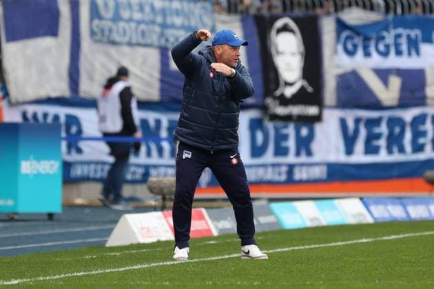 Braunschweig vs Berlin, 2 BL Braunschweig, 24 02 2024, FOOTBALL Eintracht Braunschweig vs Hertha BSC Berlin, 2 BL, Season 2023 24 Head coach Pal Dardai Hertha BSC loudly on the sideline, gesticulating Braunschweig
