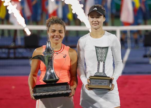 L R Jasmine Paolini and finalist Anna Kalinskaya Award ceremony, Presentation, Dubai Duty Free Tennis Championships, Dubai, U A E Tennis Dubai Tennis Championships 2024 WTA Dubai Duty Free Tennis Stadium Dubai United Arab Emirates 24 February 2024 Copyright: xJuergenxHasenkopfx