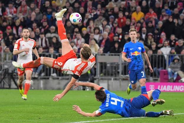 24 02 2024, xemx, Soccer 1 Bundesliga, FC Bayern Muenchen RB Leipzig emspor, v l Harry Kane FC Bayern Muenchen with Fallrueckzieher Willi Orban RB Leipzig DFL DFB REGULATIONS PROHIBIT ANY USE OF PHOTOGRAPHS as IMAGE SEQUENCES and or QUASI VIDEO Muenchen