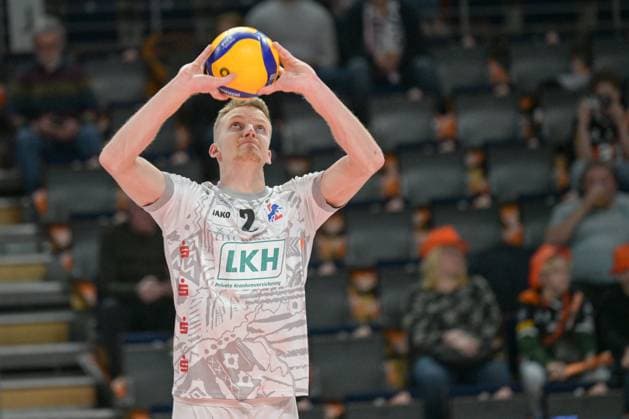 Berlin, Germany February 24, 2024 1 VBL 2023 2024 Berlin Recycling Volleys vs SVG Lüneburg In the picture Blake Leeson SVG Lüneburg brigdt at the warmup Copyright: xFotostandx xReuhlx