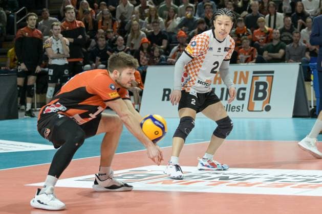Berlin, Germany February 24, 2024 1 VBL 2023 2024 Berlin Recycling Volleys vs SVG Lüneburg In the picture Ruben Schott BR Volleys accepts the BAll, in the background Satoshi Tsuiki BR Volleys Copyright: xFotostandx xReuhlx