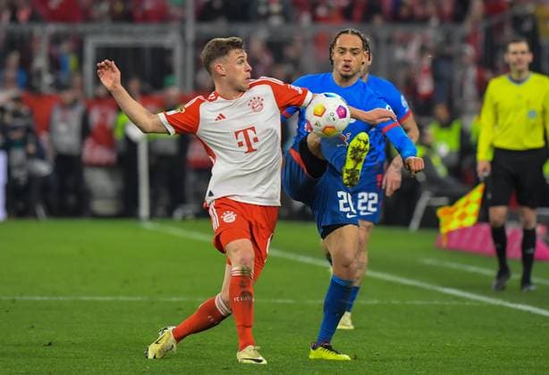 24 02 2024, xemx, Fussball 1 Bundesliga, FC Bayern Muenchen RB Leipzig emspor, v l Joshua Kimmich FC Bayern Muenchen , Xavi Simons RB Leipzig Zweikampf, Aktion, action, battle for the ball DFL DFB REGULATIONS PROHIBIT ANY USE OF PHOTOGRAPHS as IMAGE SEQUENCES and or QUASI VIDEO Muenchen