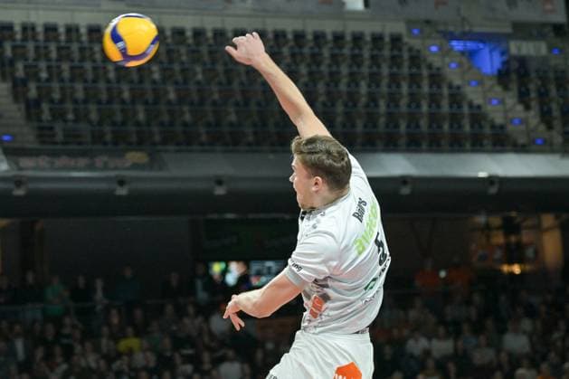 Berlin, Germany February 24, 2024 1 VBL 2023 2024 Berlin Recycling Volleys vs SVG Lüneburg In the picture smash Eric Johannes Röhrs SVG Lüneburg Copyright: xFotostandx xReuhlx