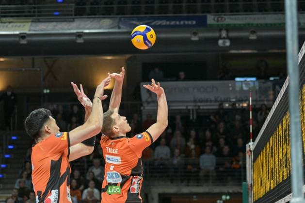 Berlin, Germany February 24, 2024 1 VBL 2023 2024 Berlin Recycling Volleys vs SVG Lüneburg In the picture from right Johannes Tille BR Volleys plays Nehemiah Mote BR Volleys Copyright: xFotostandx xReuhlx