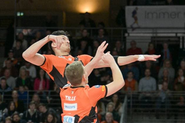 Berlin, Germany February 24, 2024 1 VBL 2023 2024 Berlin Recycling Volleys vs SVG Lüneburg In the picture in front Johannes Tille BR Volleys , Nehemiah Mote BR Volleys takes a shot Copyright: xFotostandx xReuhlx