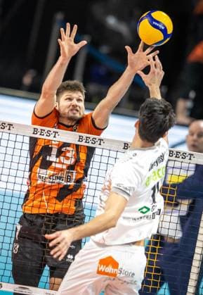 24 02 2024, Berlin, Volleyball 1 Bundesliga, Men, 21 Matchday, BR Volleys SVG Lueneburg, Max Schmeling Halle Xander Ketrzynski from SVG Lueneburg plays the ball against Berlins Ruben Schott l BR Volleys SVG Lueneburg