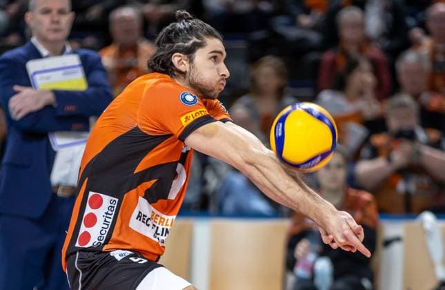 24 02 2024, Berlin, Volleyball 1 Bundesliga, Men, 21 Matchday, BR Volleys SVG Lueneburg, Max Schmeling Halle Berlins Timothee Carle takes a ball at BR Volleys SVG Lueneburg