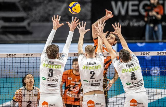 24 02 2024, Berlin, Volleyball 1 Bundesliga, Men, Matchday 21, BR Volleys SVG Lueneburg, Max Schmeling Halle Berlins Timothee Carle plays the ball against Lueneburgs block from Jesse Elser l r , Blake Leeson and Maxwell Elgert BR Volleys SVG Lueneburg