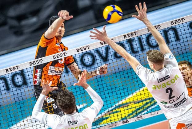 24 02 2024, Berlin, Volleyball 1 Bundesliga, Men, 21 Matchday, BR Volleys SVG Lueneburg, Max Schmeling Halle Berlins Nehemiah Mote l r plays the ball against the block from Jesse Elser and Blake Leeson of SVG Lueneburg BR Volleys SVG Lueneburg