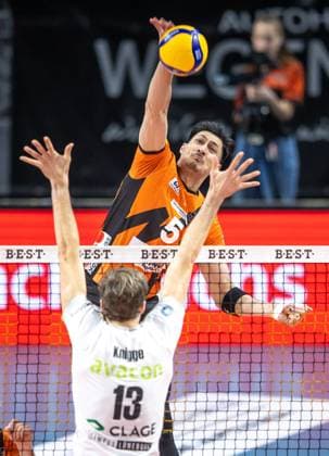 24 02 2024, Berlin, Volleyball 1 Bundesliga, Men, 21 Matchday, BR Volleys SVG Lueneburg, Max Schmeling Halle Berlins Nehemiah Mote r plays the ball against Matthew Knigge from SVG Lueneburg BR Volleys SVG Lueneburg