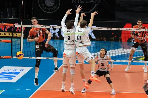 DEU, DVV, 1 VBL, BR Volleys vs SVG Lueneburg, 24 02 2024, Max Schmeling Halle, Berlin, DEU, DVV, 1 VBL, BR Volleys vs SVG Lueneburg, in the picture Marek Sotola BR Volleys 17 , Satoshi Tsuiki BR Volleys 2 , Jesse Elser Lueneburg 3 , Matthew Knigge Lueneburg 13 Photo Juergen Engler nordphoto GmbH nordphotoxGmbHx xEngler nph00076