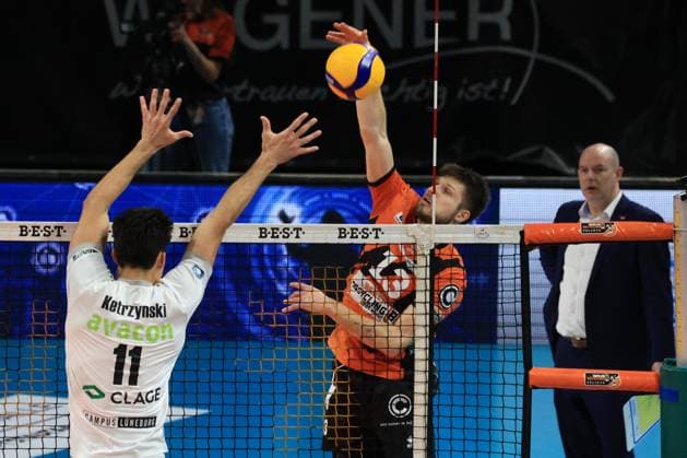 DEU, DVV, 1 VBL, BR Volleys vs SVG Lueneburg, 24 02 2024, Max Schmeling Halle, Berlin, DEU, DVV, 1 VBL, BR Volleys vs SVG Lueneburg, in the picture Ruben Schott BR Volleys 13 , Coach Joel Banks BR Volleys , Xander Ketrzynski Lueneburg 11 Photo Juergen Engler nordphoto GmbH nordphotoxGmbHx xEngler nph00076