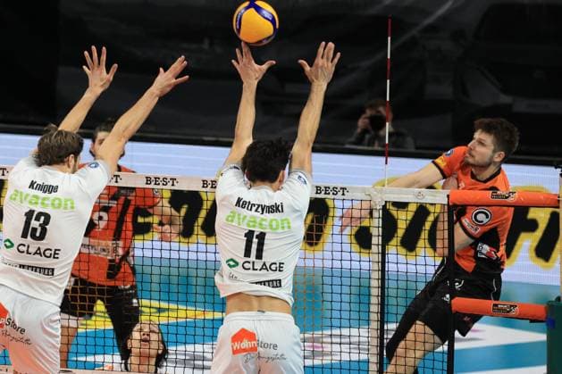 DEU, DVV, 1 VBL, BR Volleys vs SVG Lueneburg, 24 02 2024, Max Schmeling Halle, Berlin, DEU, DVV, 1 VBL, BR Volleys vs SVG Lueneburg, in the picture Ruben Schott BR Volleys 13 , Matthew Knigge Lueneburg 13 , Xander Ketrzynski Lueneburg 11 Photo Juergen Engler nordphoto GmbH nordphotoxGmbHx xEngler nph00076