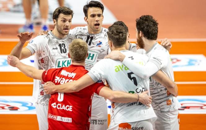 24 02 2024, Berlin, Volleyball 1 Bundesliga, Men, Matchday 21, BR Volleys SVG Lueneburg, Max Schmeling Halle Matthew Knigge l and Xander Ketrzynski from SVG Lueneburg celebrate after winning points with teammates BR Volleys SVG Lueneburg