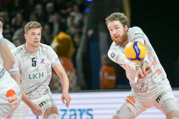 Berlin, Germany February 24, 2024 1 VBL 2023 2024 Berlin Recycling Volleys vs SVG Lüneburg In the picture Jesse Elser SVG Lüneburg takes the ball, left Eric Johannes Röhrs SVG Lüneburg Copyright: xFotostandx xReuhlx