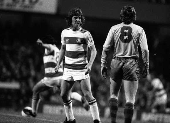 QPR Footballer Stan Bowles 1978 03 October 1978 Football League Cup - Queens Park Rangers v Swansea City - Stan Bowles reacts angrily to a challenge by Robbie James (8) of City. Photo: Mark Leech. London UK *** QPR-Fußballer Stan Bowles 1978 03. Oktober 1978 Football League Cup Queens Park Rangers v Swansea City Stan Bowles reagiert wütend auf ein Foulspiel von Robbie James 8 von City Foto Mark Leech London UK  Copyright: xMarkxLeechxOffside al