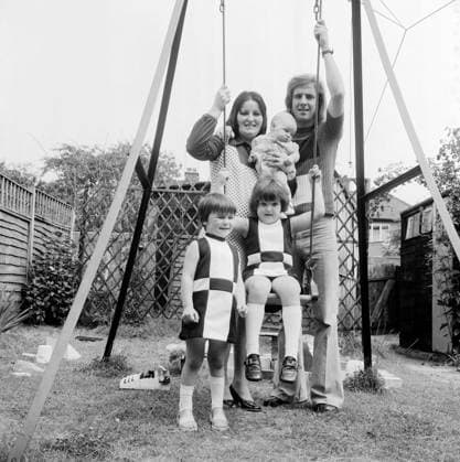 1970s Footballers at Home Circa 1 5 1973 Football Families. QPR player Stan Bowles in his garden with his wife and children. Photo: Ray Wright Offside. *** 1970er Fußballer zu Hause Circa 1 5 1973 Fußballfamilien QPR-Spieler Stan Bowles in seinem Garten mit seiner Frau und seinen Kindern Foto Ray Wright Abseits  Copyright: xRayxWrightxOffside al