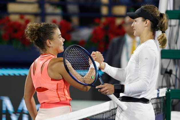 R L Anna Kalinskaya congratulates the winner Jasmine Paolini Final, Final, Dubai Duty Free Tennis Championships, Dubai, U A E Tennis Dubai Tennis Championships 2024 WTA Dubai Duty Free Tennis Stadium Dubai United Arab Emirates 24 February 2024 Copyright: xJuergenxHasenkopfx