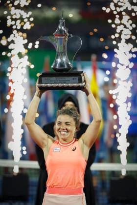 Jasmine Paolini, Award Ceremony, Presentation, Dubai Duty Free Tennis Championships, Dubai, U A E Tennis Dubai Tennis Championships 2024 WTA Dubai Duty Free Tennis Stadium Dubai United Arab Emirates 24 February 2024 Copyright: xJuergenxHasenkopfx