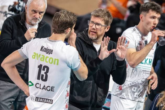 24 02 2024, Berlin, Volleyball 1 Bundesliga, Men, 21 Matchday, BR Volleys SVG Lueneburg, Max Schmeling Halle Coach Stefan Huebner r discusses with Matthew Knigge from SVG Lueneburg BR Volleys SVG Lueneburg