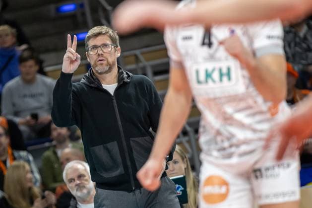 24 02 2024, Berlin, Volleyball 1 Bundesliga, Men, 21 Matchday, BR Volleys SVG Lueneburg, Max Schmeling Halle Coach Stefan Huebner of SVG Lueneburg gestures BR Volleys SVG Lueneburg