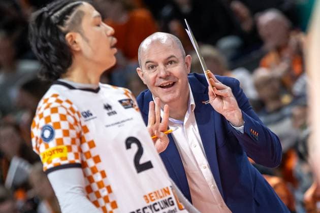 24 02 2024, Berlin, Volleyball 1 Bundesliga, Men, Matchday 21, BR Volleys SVG Lueneburg, Max Schmeling Halle Coach Joel Banks of the Berlin Volleys discusses with libero Satoshi Tsuiki l BR Volleys SVG Lueneburg