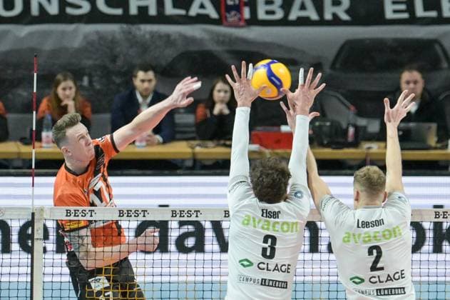 Berlin, Germany February 24, 2024 1 VBL 2023 2024 Berlin Recycling Volleys vs SVG Lüneburg Pictured from left in a duel Marek Sotola BR Volleys , Jesse Elser SVG Lüneburg , Blake Leeson SVG Lüneburg Copyright: xFotostandx xReuhlx