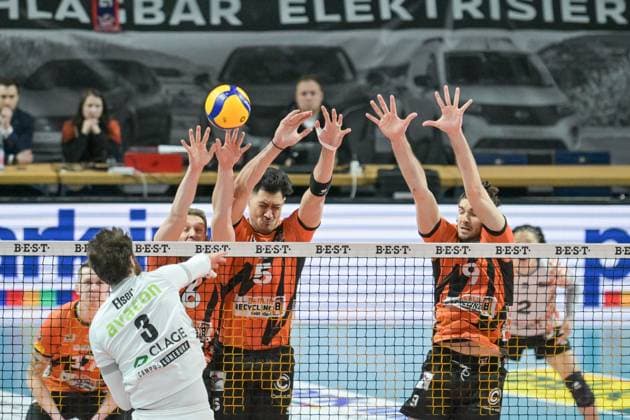 Berlin, Germany February 24, 2024 1 VBL 2023 2024 Berlin Recycling Volleys vs SVG Lüneburg Pictured from left in a duel Jesse Elser SVG Lüneburg , Johannes Tille BR Volleys , Nehemiah Mote BR Volleys , Timothee Carle BR Volleys Copyright: xFotostandx xReuhlx