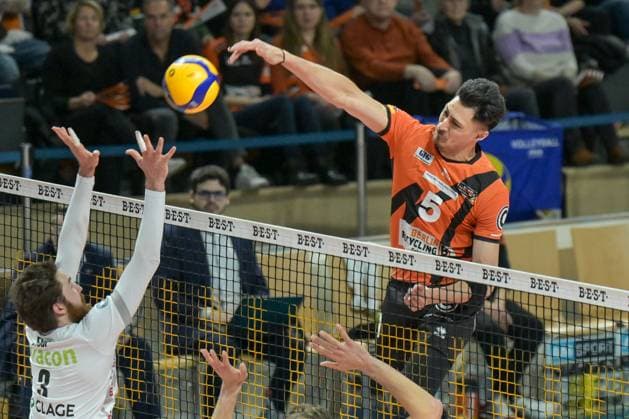 Berlin, Germany February 24, 2024 1 VBL 2023 2024 Berlin Recycling Volleys vs SVG Lüneburg Pictured from left in a duel Jesse Elser SVG Lüneburg , Nehemiah Mote BR Volleys Copyright: xFotostandx xReuhlx