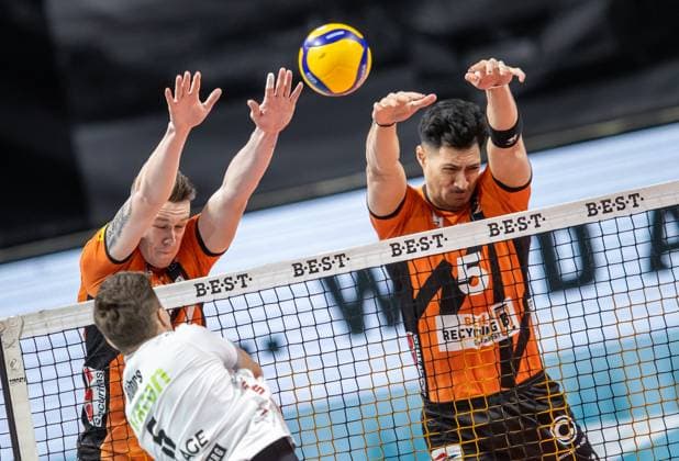 24 02 2024, Berlin, Volleyball 1 Bundesliga, Men, 21 Matchday, BR Volleys SVG Lueneburg, Max Schmeling Halle Erik Roehrs l r of SVG Lueneburg plays the ball against Berlins block of Marek Sotola and Nehemiah Mote BR Volleys SVG Lueneburg 5038531
