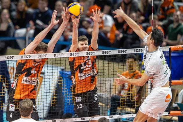 24 02 2024, Berlin, Volleyball 1 Bundesliga, Men, 21 Matchday, BR Volleys SVG Lueneburg, Max Schmeling Halle Xander Ketrzynski r l of SVG Lueneburg plays the ball against Berlins block of Ruben Schott and Timo Tammemaa BR Volleys SVG Lueneburg