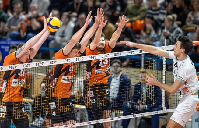 24 02 2024, Berlin, Volleyball 1 Bundesliga, Men, 21 Matchday, BR Volleys SVG Lueneburg, Max Schmeling Halle Xander Ketrzynski r l of SVG Lueneburg plays the ball against Berlins block of Ruben Schott, Timo Tammemaa and Marek Sotola BR Volleys SVG Lueneburg