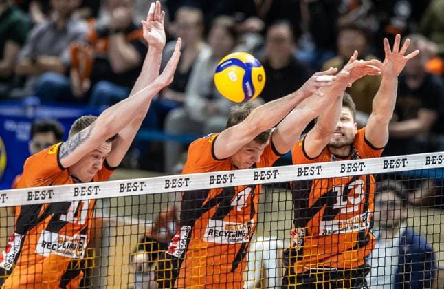 24 02 2024, Berlin, Volleyball 1 Bundesliga, Men, Matchday 21, BR Volleys SVG Lueneburg, Max Schmeling Halle Berlins players Ruben Schott r l , Timo Tammemaa and Marek Sotola go for the ball in the block BR Volleys SVG Lueneburg