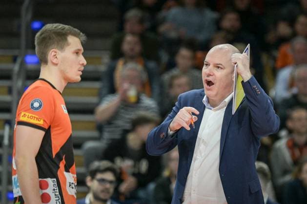 Berlin, Germany February 24, 2024 1 VBL 2023 2024 Berlin Recycling Volleys vs SVG Lüneburg In the picture Joel Banks coach BR Volleys re gives hidden instructions to Johannes Tille BR Volleys Copyright: xFotostandx xReuhlx