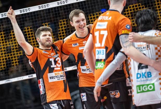 24 02 2024, Berlin, Volleyball 1 Bundesliga, Men, Matchday 21, BR Volleys SVG Lueneburg, Max Schmeling Halle Berlins Ruben Schott l and teammates cheer after BR Volleys SVG Lueneburg win a point