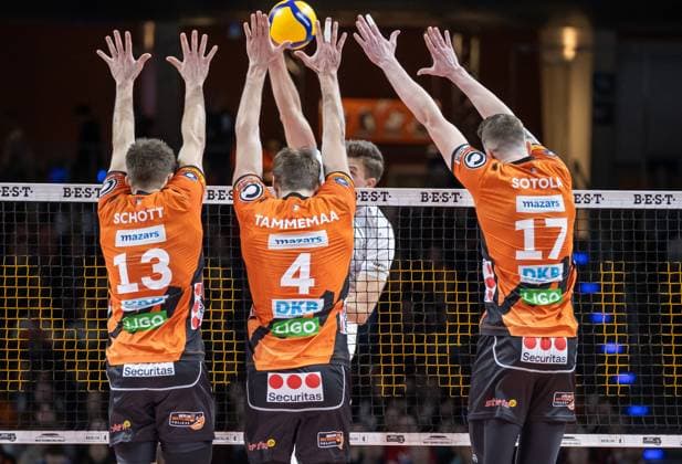 24 02 2024, Berlin, Volleyball 1 Bundesliga, Men, Matchday 21, BR Volleys SVG Lueneburg, Max Schmeling Halle Berlins Ruben Schott l r , Timo Tammemaa and Marek Sotola go for the ball in the block BR Volleys SVG Lueneburg