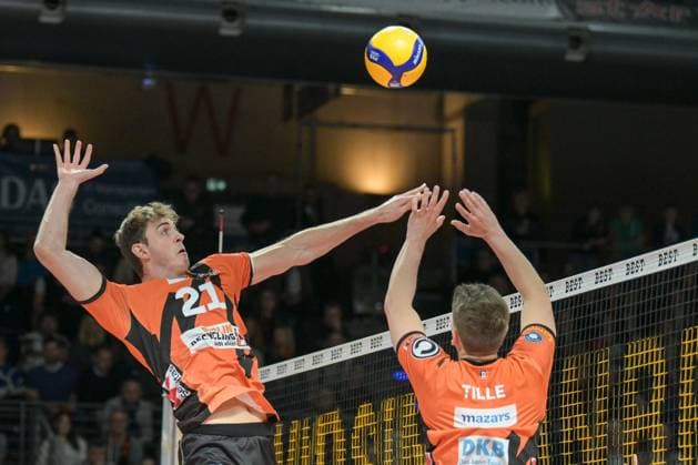 Berlin, Germany February 24, 2024 1 VBL 2023 2024 Berlin Recycling Volleys vs SVG Lüneburg In the picture Johannes Tille BR Volleys re puts the ball for Tobias Krick BR Volleys Copyright: xFotostandx xReuhlx