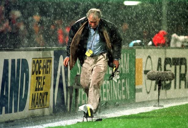 Onderwerp Subject: Club Team Country: Seizoen Season: 1997 1998 FOTO PHOTO: photographer Robert COLLETE in the rain EINDHOVEN NETHERLANDS Content not available for redistribution in The Netherlands directly or indirectly through any third parties. Copyright: xBSRxAgencyx 971922283