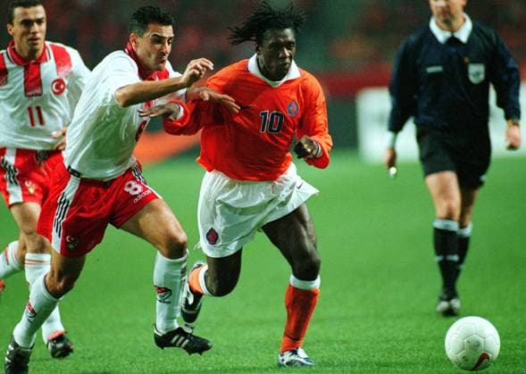 Onderwerp Subject: Holland - Turkey qualification group 7 Club Team Country: Holland Seizoen Season: 1997 1998 FOTO PHOTO: Holland s Clarence SEEDORF in duel AMSTERDAM NLD Content not available for redistribution in The Netherlands directly or indirectly through any third parties. Copyright: xBSRxAgencyx 97195271