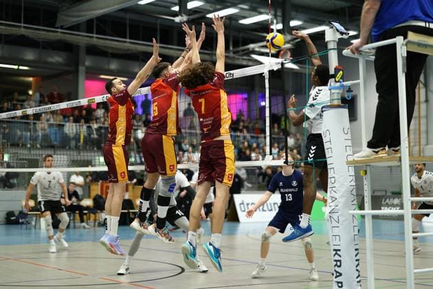 Volleyball I Men I Season 2023 2024 I 2 Bundesliga Nord I 17 Matchday I Kieler TV TuB Bocholt I 24 02 2024 Kiel three-man block of Junio Císar Tavares Maciel 18, Kieler TV Adler , Joao Vitor Meirelles Thomaz 15, Kieler TV Adler and Gustaf Alberto Grawert 7, Kieler TV Adler against the attack of Rudy Schneider 5, TuB Bocholt Kiel Hein Dahlinger Halle Schleswig Holstein Germany Copyright: xLobeca JasperxLorenzx