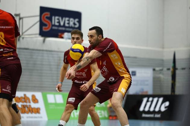 Volleyball I Men I Season 2023 2024 I 2 Bundesliga Nord I 17 Matchday I Kieler TV TuB Bocholt I 24 02 2024 Junio Císar Tavares Maciel 18, Kieler TV Adler bagging the ball in the reception Kiel Hein Dahlinger Halle Schleswig Holstein Germany Copyright: xLobeca JasperxLorenzx