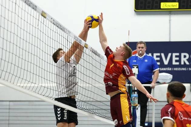 Volleyball I Men I Season 2023 2024 I 2 Bundesliga Nord I 17 Matchday I Kieler TV TuB Bocholt I 24 02 2024 Push duel at the net between Luis Kubo 7, TuB Bocholt and Mattis Lehmann 1, Kieler TV Adler Kiel Hein Dahlinger Halle Schleswig Holstein Germany Copyright: xLobeca JasperxLorenzx