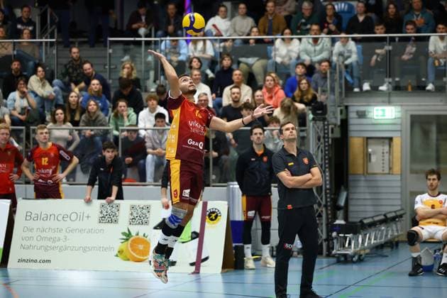 Volleyball I Men I Season 2023 2024 I 2 Bundesliga Nord I 17 Matchday I Kieler TV TuB Bocholt I 24 02 2024 Joao Vitor Meirelles Thomaz 15, Kieler TV Adler macht einen Aufschlag Kiel Hein Dahlinger Halle Schleswig Holstein Germany Copyright: xLobeca JasperxLorenzx