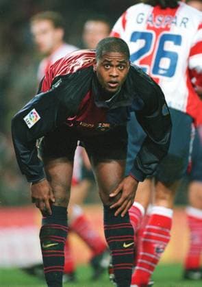 Onderwerp Subject: FC Barcelona, Barca - Atletico Madrid Seizoen Season: 1999 2000 FOTO PHOTO: FC Barcelona s Patrick KLUIVERT BARCELONA ESP Content not available for redistribution in The Netherlands directly or indirectly through any third parties. Copyright: xBSRxAgencyx 991911153